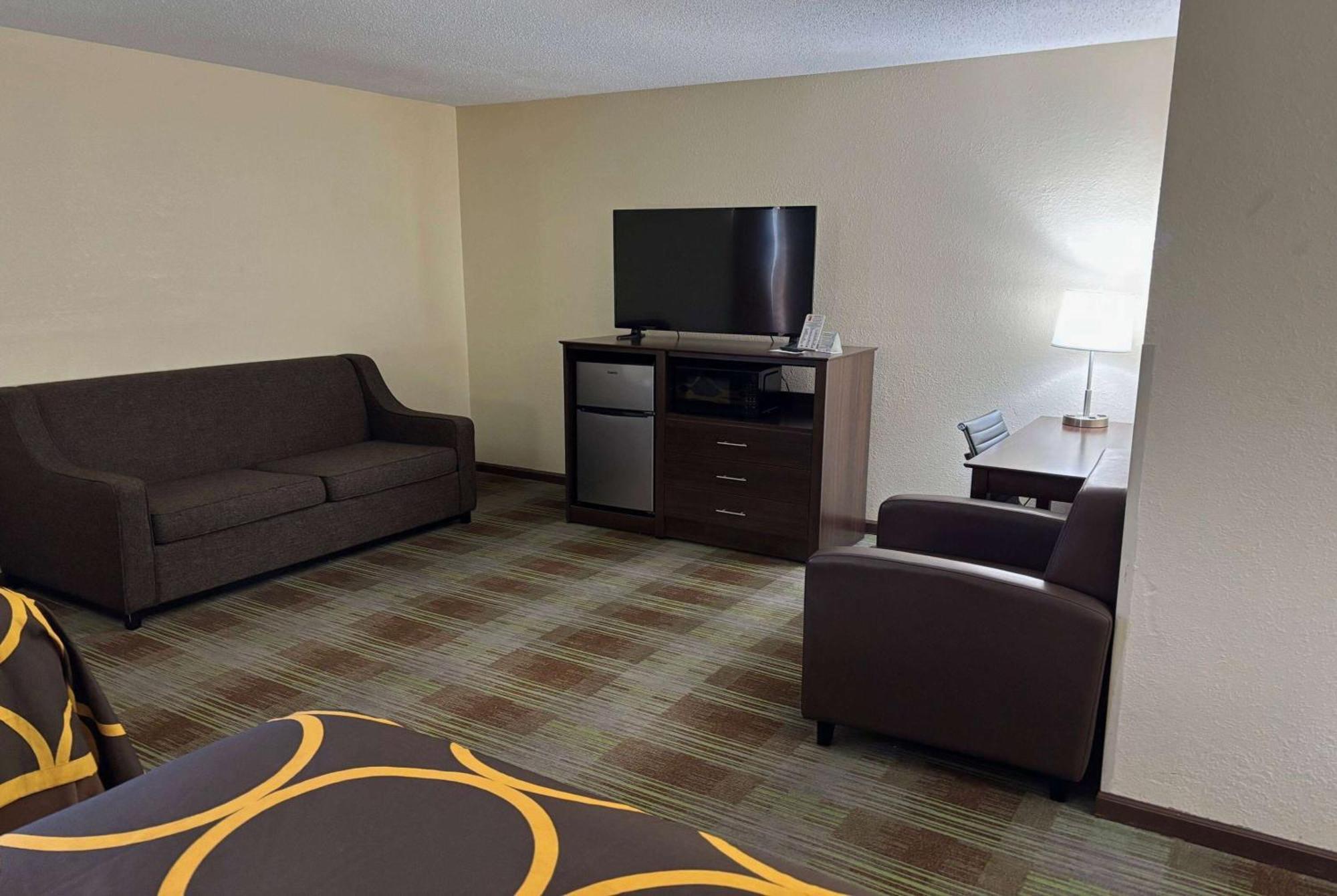 Super 8 By Wyndham Lincoln Hotel Bagian luar foto