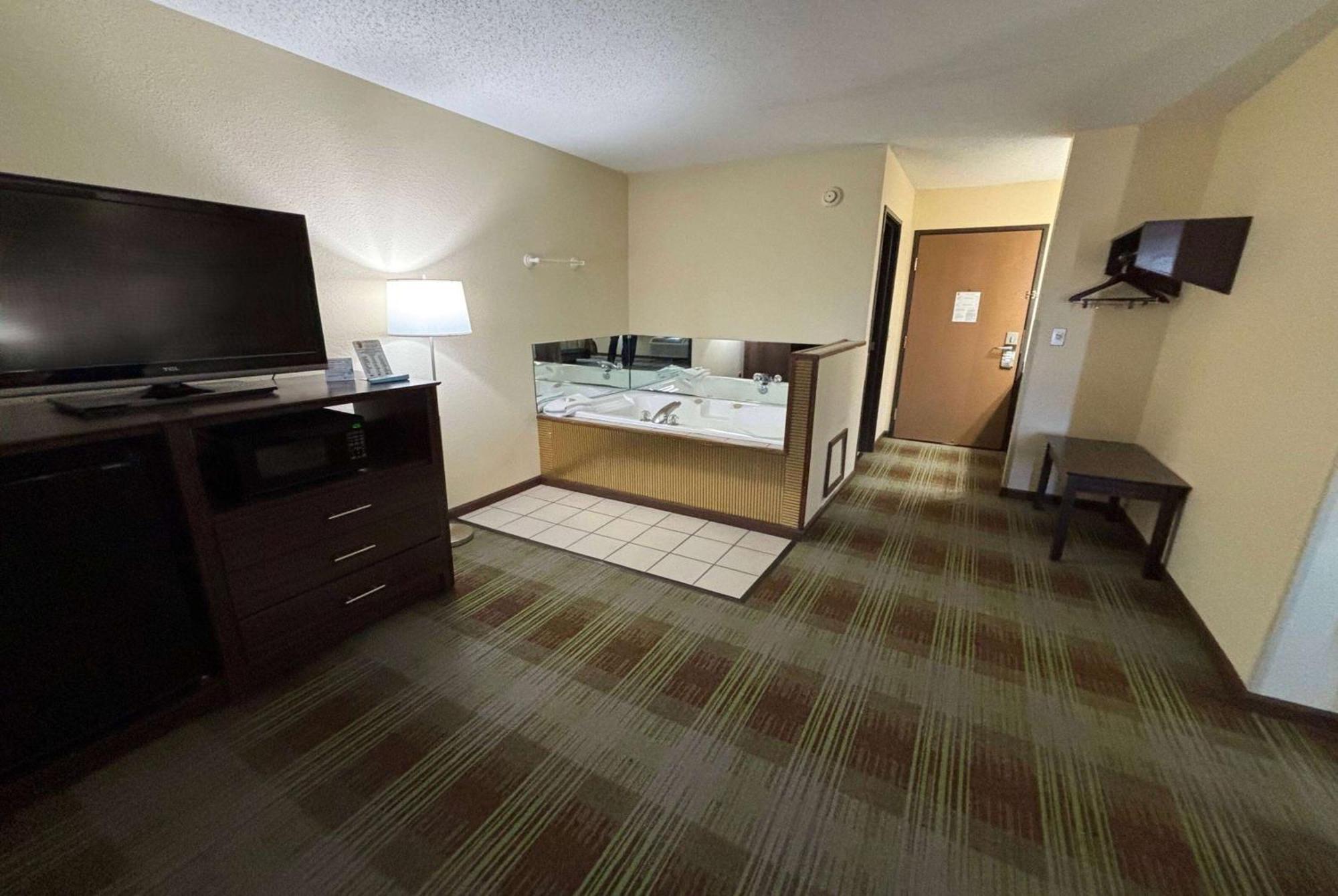 Super 8 By Wyndham Lincoln Hotel Bagian luar foto